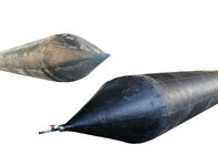 Θαλάσσιο λαστιχένιο μήκος 10m αερόσακων σκαφών στο μαύρο σκάφος 20m που τραβά τους αερόσακους