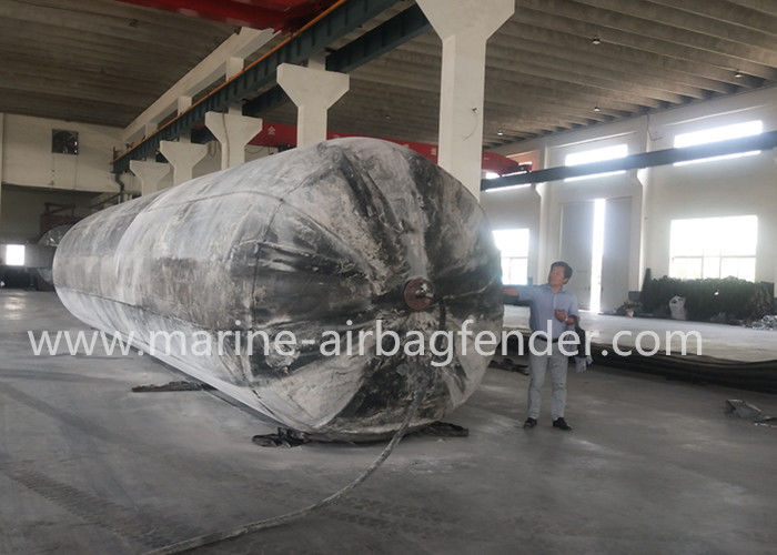Επαγγελματίας που ελλιμενίζει τους διογκώσιμους θαλάσσιους αερόσακους μεγάλους για τα σκάφη Sinked